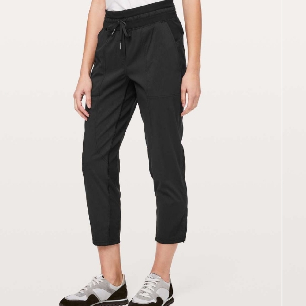 Lululemon Dance Studio Crop *25"Black - Size 2